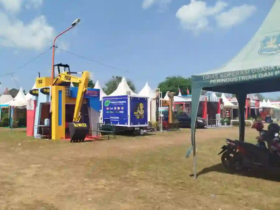 Sejumlah stand masih berdiri di lapangan sepak bola di Stadion A Yani di Kecamatan Kota, Rabu (03/09). (Foto KM-06)