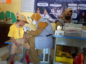 Seorang anak diimunisasi campak di salah satu lembaga pendidikan anak usia dini di Kecamatan Kota beberapa waktu lalu. (Dok)