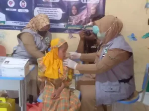 Seorang anak diimunisasi campak di salah satu lembaga pendidikan anak usia dini di Kecamatan Kota, beberapa waktu lalu. (dok)