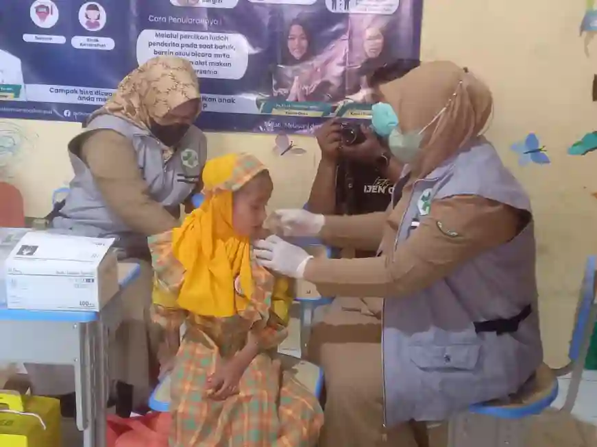 Seorang anak diimunisasi campak di salah satu lembaga pendidikan anak usia dini di Kecamatan Kota, beberapa waktu lalu. (dok)