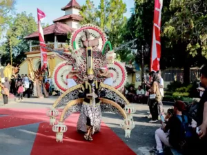 Seorang peserta MEC 2024 tampil dengan kostumnya di depan Labang Mesem Keraton Sumenep. (Ist)