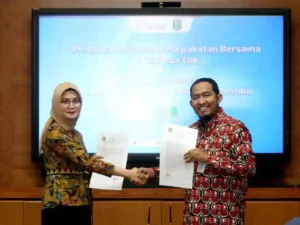 Bupati Sumenep Achmad Fauzi Wongsojudo dan Direktur Utama Elnusa, Litta Indriya Ariesca di Jakarta, Kamis (02/10), menunjukkan nota kesepahaman pemanfaatan landasan udara di Pulau Masalembu. (Ist)