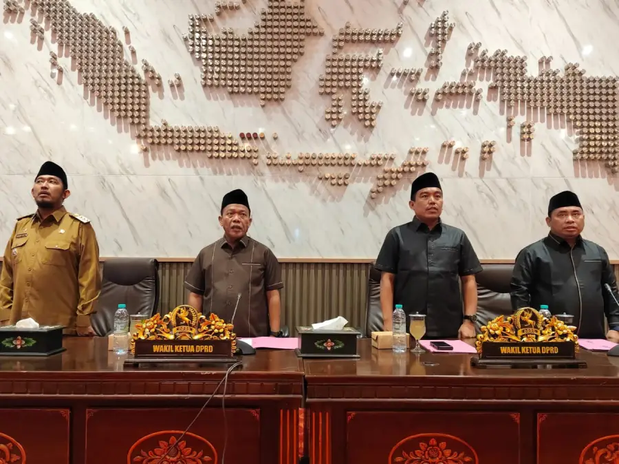 Bupati Sumenep Achmad Fauzi Wongsojudo (kiri) bersama pimpinan DPRD dalam rapat paripurna DPRD tentang nota keuangan atas Raperda APBD 2026 di Kantor DPRD setempat, Senin (6/10). (Ist)