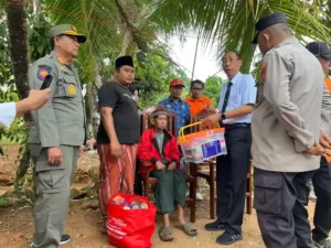 Tim Pemkab Sumenep serahkan bantuan kedaruratan kepada Tajibu alias Ebbu, warga Desa Gapurana, Kecamatan Talango, yang rumahnya rusak akibat gempa, Rabu (01/10). (Ist)