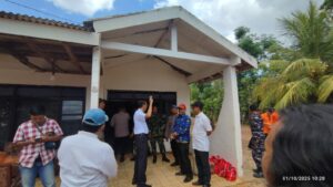 Tim Pemkab Sumenep serahkan bantuan kepada korban gempa di Pulau Talango, Rabu (01/10).