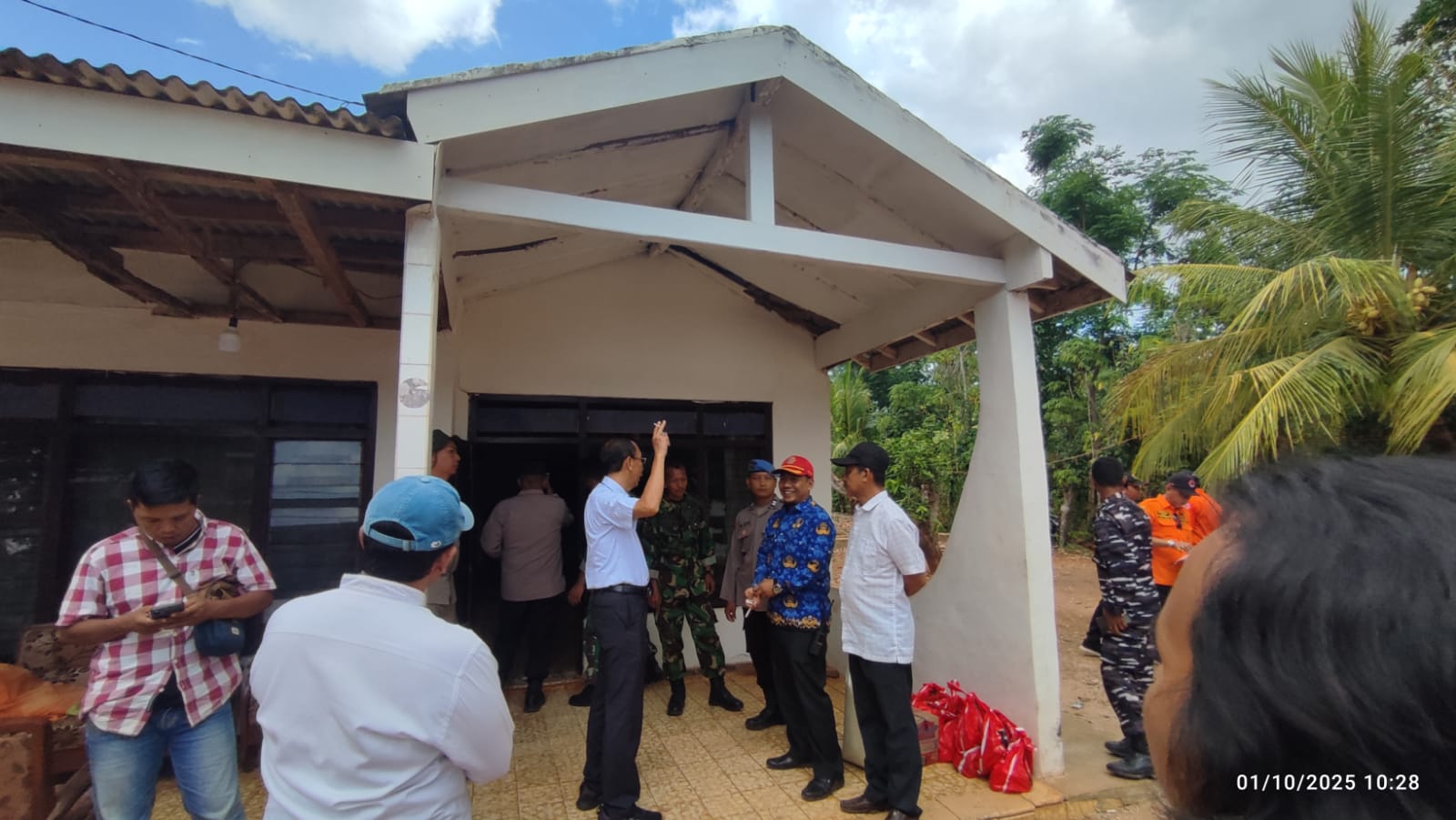 Tim Pemkab Sumenep serahkan bantuan kepada korban gempa di Pulau Talango, Rabu (01/10).