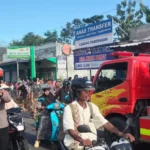 Polisi mengatur arus lalu lintas di kawasan terjadinya kebakaran kios laundry di Pasar Jangara untuk memudahkan mobil pemadam kebakaran ke tempat kejadian perkara, Rabu (15/10) siang. (Ist)