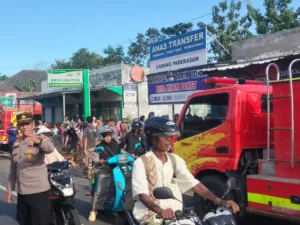 Polisi mengatur arus lalu lintas di kawasan terjadinya kebakaran kios laundry di Pasar Jangara untuk memudahkan mobil pemadam kebakaran ke tempat kejadian perkara, Rabu (15/10) siang. (Ist)