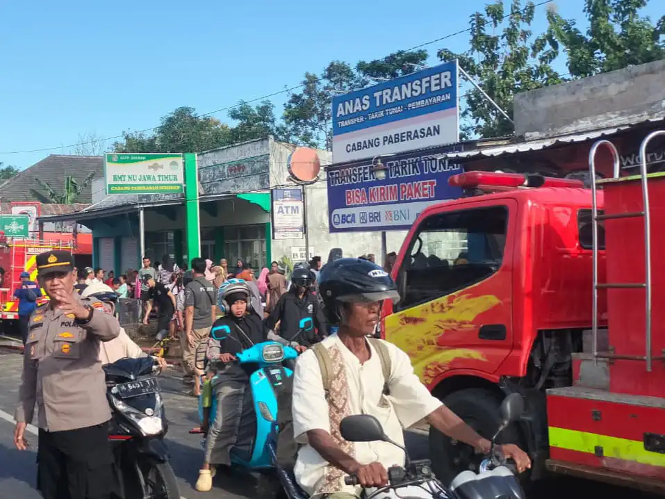 Polisi mengatur arus lalu lintas di kawasan terjadinya kebakaran kios laundry di Pasar Jangara untuk memudahkan mobil pemadam kebakaran ke tempat kejadian perkara, Rabu (15/10) siang. (Ist)