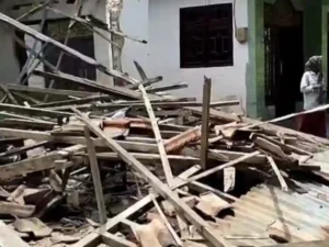 Salah satu rumah di Kecamatan Gayam, Pulau Sapudi, Sumenep, yang mengalami kerusakan akibat gempa. (Ist)