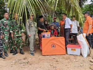 Tim Pemkab Sumenep menyerahkan bantuan kedaruratan kepada warga di Pulau Talango yang rumahnya rusak akibat gempa, Rabu (01/10). (Ist)