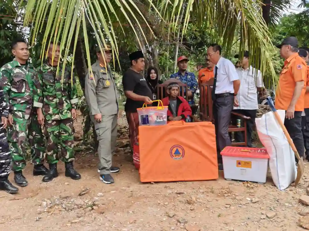 Tim Pemkab Sumenep menyerahkan bantuan kedaruratan kepada warga di Pulau Talango yang rumahnya rusak akibat gempa, Rabu (01/10). (Ist)