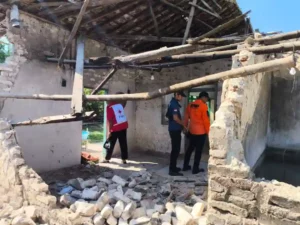 Tim dari Pemkab Sumenep melakukan asesmen dampak gempa di Pulau Sapudi, Kamis (02_10). (Ist)