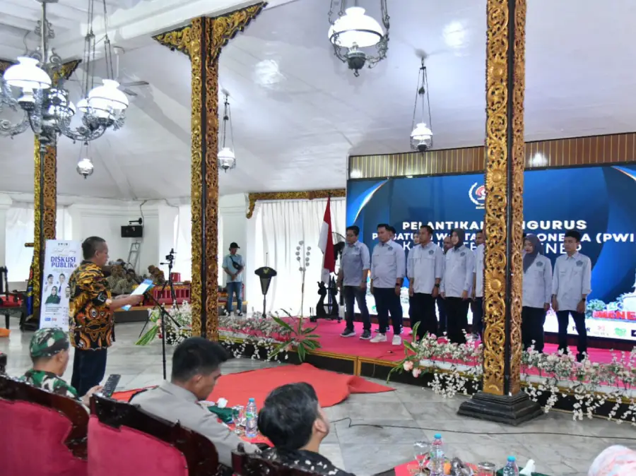 Ketua PWI Jawa Timur Lutfil Hakim (batik coklat) melantik pengurus PWI Sumenep 2025-2028, Rabu (26/11). (Ist)