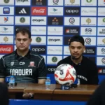 Pelatih Madura United Carlos Parreira (kiri) dalam jumpa pers jelang laga lawan Persib di Pamekasan, Sabtu (29/11). Laga Madura United lawan Persib Bandung akan digelar pada Ahad (30/11). (Ist)