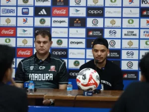 Pelatih Madura United Carlos Parreira (kiri) dalam jumpa pers jelang laga lawan Persib di Pamekasan, Sabtu (29/11). Laga Madura United lawan Persib Bandung akan digelar pada Ahad (30/11). (Ist)