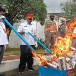 Petugas gabungan di Sumenep memusnahkan puluhan ribu batang rokok ilegal dengan cara dibakar, Rabu (26/11). (Foto KM-04)
