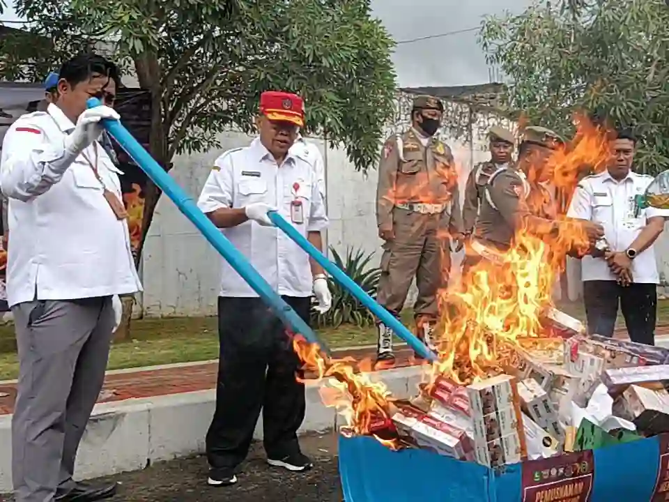 Petugas gabungan di Sumenep memusnahkan puluhan ribu batang rokok ilegal dengan cara dibakar, Rabu (26/11). (Foto KM-04)