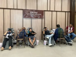 Sejumlah warga dan karyawan Hotel Myze Sumenep donor darah di Ballrom Aryawiraraja di hotel tersebut, Senin (03/11). (Ist)