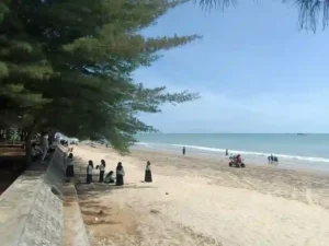 Sejumlah wisatawan menikmati keasrian Pantai Slopeng, Kecamatan Dasuk, Sumenep, beberapa waktu lalu. Pantai Slopeng merupakan salah satu objek wisata alam yang dikelola Pemkab Sumenep. (Moh Junaidi/KM)