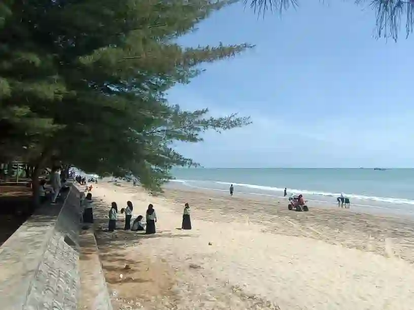Sejumlah wisatawan menikmati keasrian Pantai Slopeng, Kecamatan Dasuk, Sumenep, beberapa waktu lalu. Pantai Slopeng merupakan salah satu objek wisata alam yang dikelola Pemkab Sumenep. (Moh Junaidi/KM)