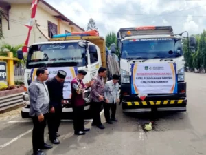 Wakil Bupati Sumenep Imam Hasyim (kanan) melepas pemberangkatan armada pengangkut RDF produksi UPT TPSP Batuan ke PT SBI Tbk, Kamis (6/11). (Ist)