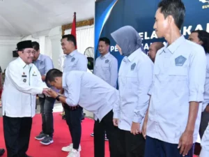 Wakil Bupati Sumenep Imam Hasyim (kiri) mengucapkan selamat dan sukses bagi pengurus PWI setempat periode 2025-2028 yang baru dilantik, Rabu (26/11). (Ist)