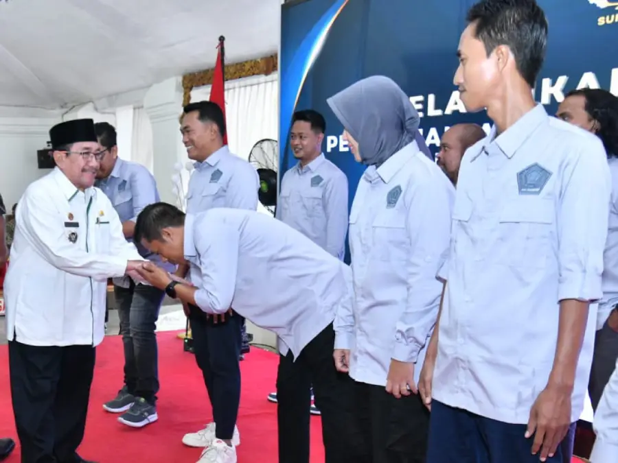 Wakil Bupati Sumenep Imam Hasyim (kiri) mengucapkan selamat dan sukses bagi pengurus PWI setempat periode 2025-2028 yang baru dilantik, Rabu (26/11). (Ist)