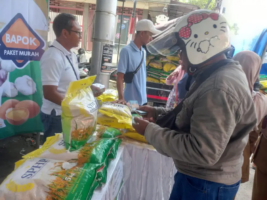 Warga Sumenep membeli sembako di pasar murah yang digagas Disperindag Jawa Timur, Selasa (25/11). (Foto KM-05)