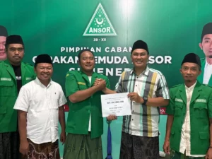 Anggota Fraksi PKB DPRD Sumenep M. Muhri (dua dari kanan) menyerahkan bantuan operasional kepada Ketua PC GP Ansor KH Qumri Rahman, Selasa (2/12) malam. (Ist)