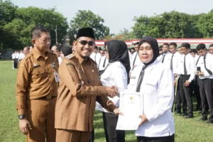 Bupati Sumenep Achmad Fauzi Wongsojudo (berkacamata) menyerahkan SK kepada perwakilan P3K paruh waktu setempat di Stadion A Yani di Kecamatan Kota, Senin (1/12).