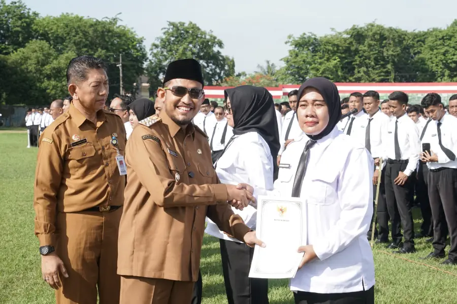 Bupati Sumenep Achmad Fauzi Wongsojudo (berkacamata) menyerahkan SK kepada perwakilan P3K paruh waktu setempat di Stadion A Yani di Kecamatan Kota, Senin (1/12).