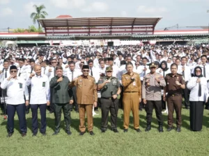 Bupati Sumenep Achmad Fauzi Wongsojudo (empat dari kiri) bersama pejabat forkopimda lainnya berfoto dengan ribuan P3K paruh waktu usai penyerahan SK di Stadion A Yani di Kecamatan Kota, Senin (1/12). (Ist)