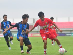 Pemain Unesa FC (jersey biru) berusaha merebut bola dari pemain Perssu Madura City di Stadion Gelora Ratu Pamelingan, Pamekasan, Sabtu (13/12). (Ist)