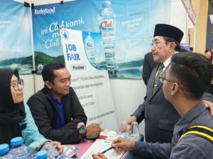 Wakil Bupati Sumenep KH Imam Hasyim (berkopiah) mengecek "Job Fair 2025" yang dilaksanakan Dinas Ketenagakerjaan Sumenep, beberapa waktu lalu. (Ist)