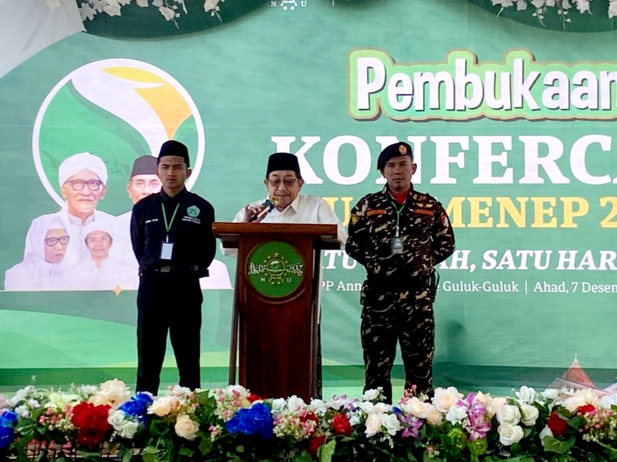 Wakil Bupati Sumenep KH Imam Hasyim (tengah) memberi sambutan dalam Konfercab NU setempat, Ahad (7/12). (Foto: Moh Junaidi)