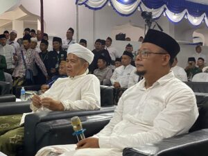 Ketua Terpilih PCNU Sumenep KH MD Widadi Rahim (kanan) bersama Rais Syuriah Terpilih KH Washil Hashyim di arena Konfercab 2025 NU setempat, Ahad (7/12) malam. (Foto Moh Junaidi)