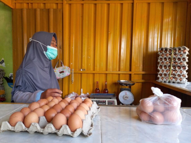 Pedagang telur di salah satu pasar tradisional di Kecamatan Kota, Sumenep, beberapa waktu lalu. (Foto KM-05)