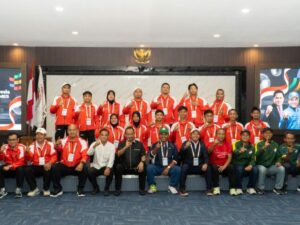 Atlet petanque asal Sumenep, Bagas Syarief Hidayat (kiri atas) bersama atlet timnas lainnya sebelum berangkat ke Thailand beberapa hari lalu. (Ist)