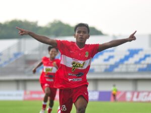 Pemain Perssu Madura City, Misbahurrahman merayakan gol pertamanya dalam laga kontra Banteng Jatim FC di Stadion Gelora Ratu Pamelingan, Pamekasan, Kamis (11/12). (Ist)