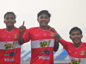 Pemain Perssu, Deni Ferdian Pratama (tengah) berselebrasi usai mencetak gol dalam laga lawan Banteng Jatim FC di Pamekasan, Kamis (11/12). (Ist)