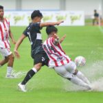 Pemain Persepam (merah putih) berebut bola dengan pemain Perssu dalam laga di Stadion Gelora Ratu Pamelingan, Pamekasan, Senin (15/12). (Ist)