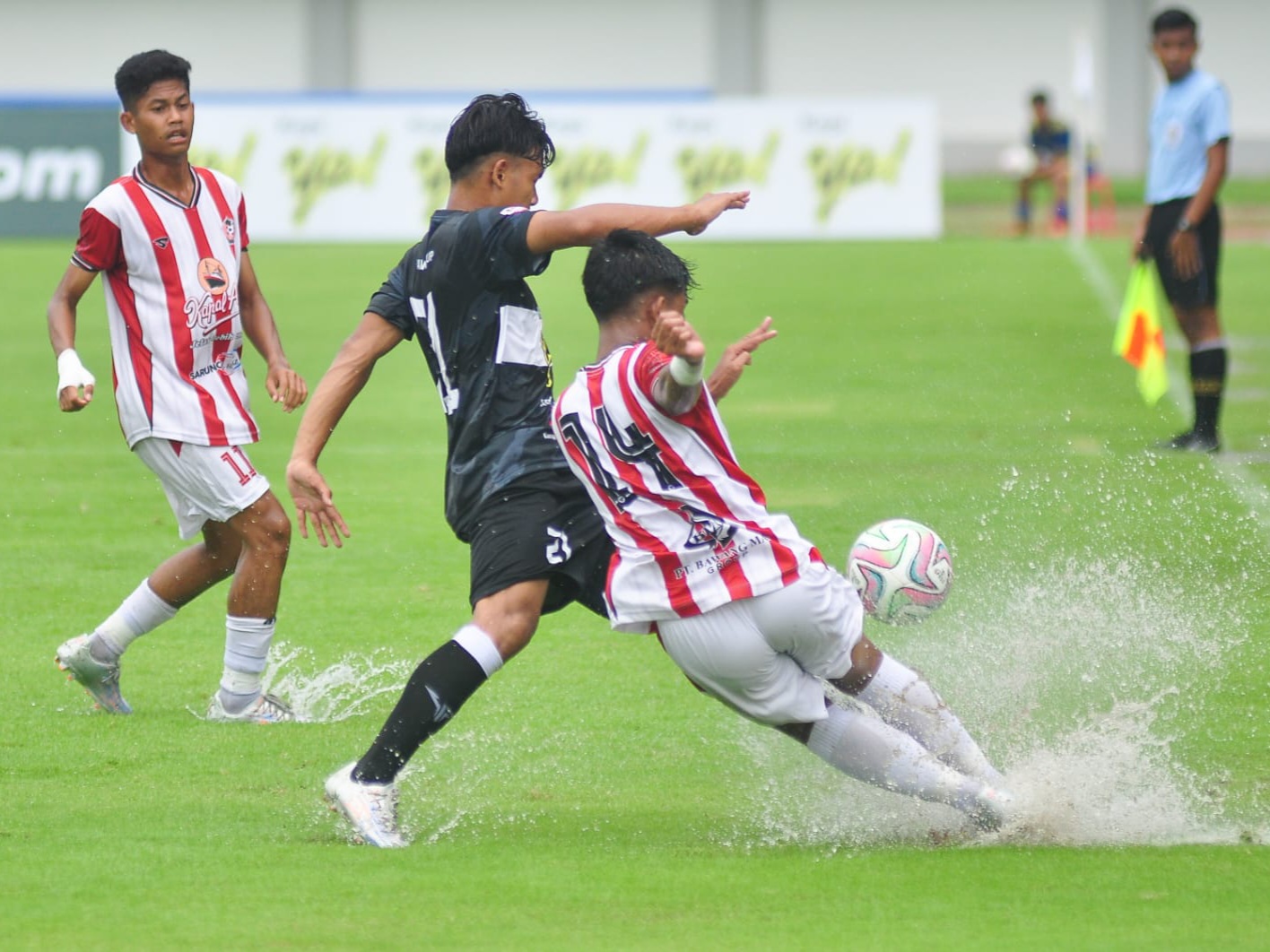 Pemain Persepam (merah putih) berebut bola dengan pemain Perssu dalam laga di Stadion Gelora Ratu Pamelingan, Pamekasan, Senin (15/12). (Ist)