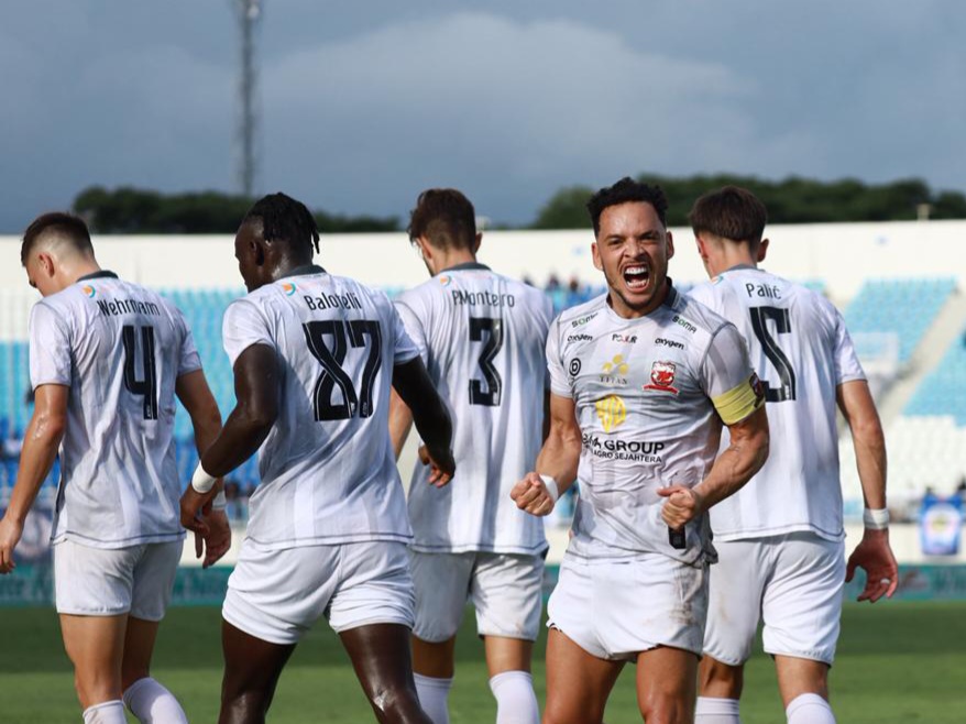 Selebrasi pencetak dua gol sekaligus kapten Madura United, Lulinha, dalam laga lawan Arema di Stadion Kanjuruhan Malang, Selasa (23/12). (Ist)