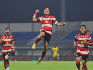 Kapten Madura United, Lulinha (tengah) berselebrasi usai menjebol gawang Semen Padang di Stadion Gelora Madura Ratu Pamelingan Pamekasan, Ahad (28/12) malam. Laga tunda pekan ke-8 itu berakhir dengan skor 5-1 untuk kemenangan Madura United. (Foto: KM-06)