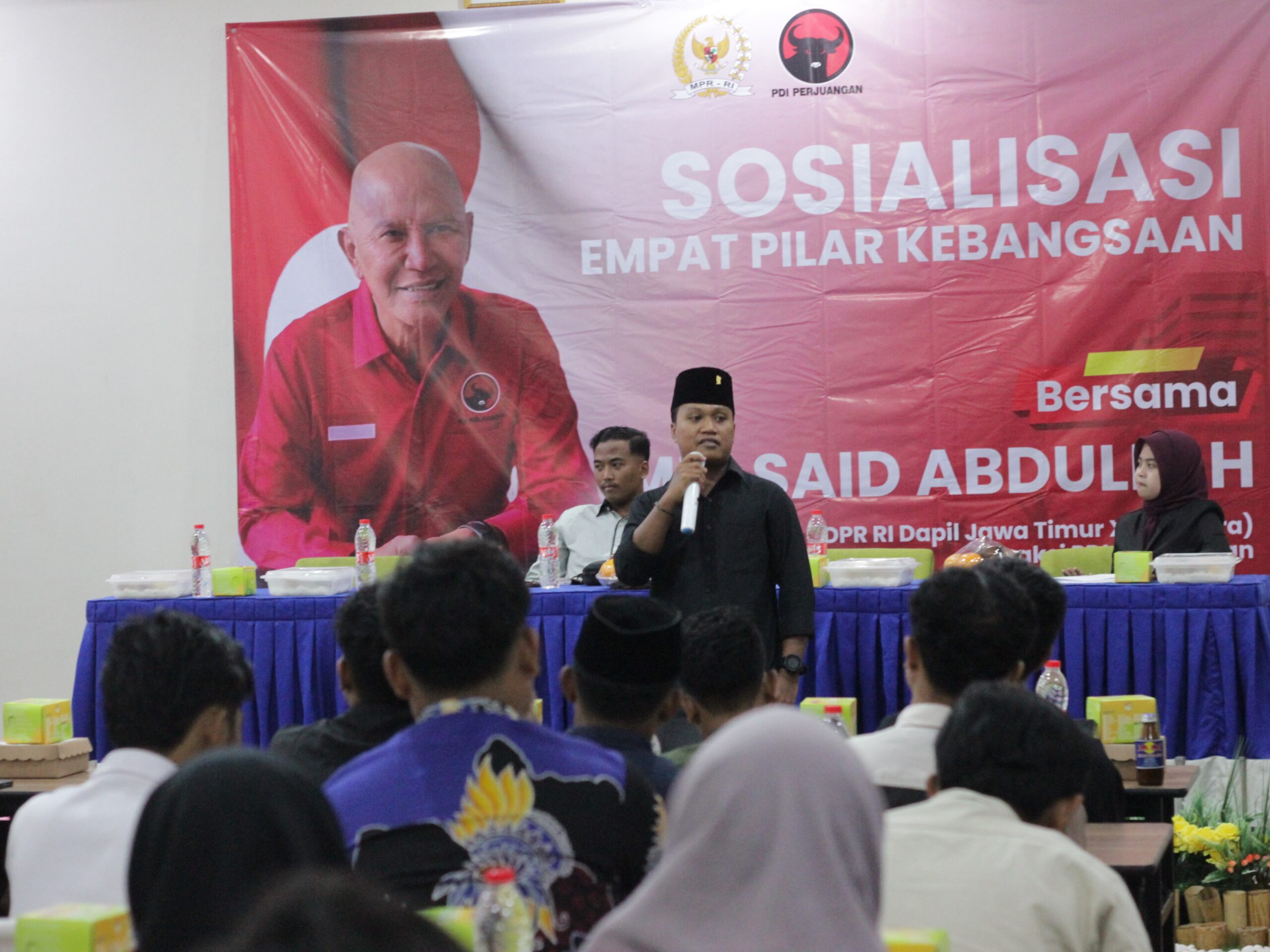 Fahrur Rosy, salah seorang narasumber dalam sosialisasi empat pilar kebangsaan yang digagas MH Said Abdullah di Sumenep, Selasa (23/12). (Ist)