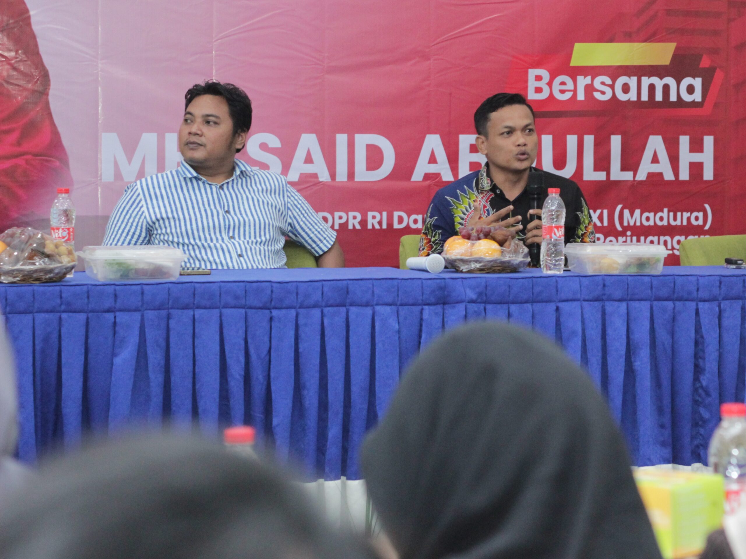 Sosialisasi empat pilar kebangsaan yang dilaksanakan MH Said Abdullah dalam bentuk diskusi di Sumenep menghadirkan Khairul Umam (kiri) dan Ahmad Wasil, Selasa (23/12) siang. (Ist)