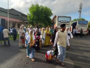 Jamaah haji asal Sumenep tiba di kawasan GOR A Yani di Kecamatan Kota, beberapa tahun lalu. (Foto KM-05)