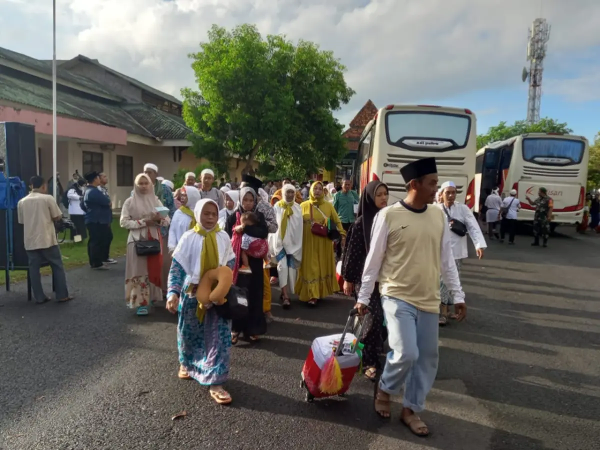Jamaah haji asal Sumenep tiba di kawasan GOR A Yani di Kecamatan Kota, beberapa tahun lalu. (Foto KM-05)