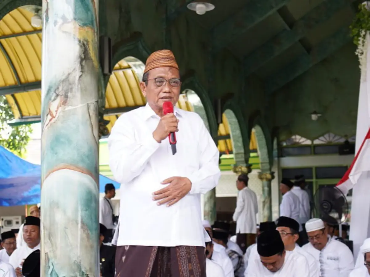 Ketua PCNU Sumenep KH. A. Pandji Taufiq memberikan sambutan peringatan Hari Santri Nasional 2025. (Ist)